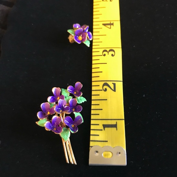 Vintage earring and pin set. Pre-owned. - Picture 3 of 3